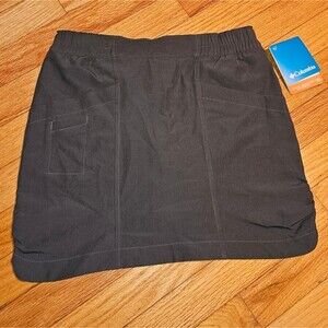 NWT Columbia Girls Mega Trail Skort. Size M Grey Skort with Red Built-in Short.